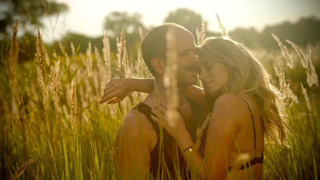 Namiętna i bardzo gorąca sesja w zbożu! Sławomir i Kajra rozbudzili wyobraźnię fanów!
